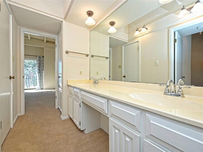 Building Photo - 519 Rock Bluff Dr