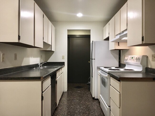Building Photo - Charming 2BD/1.5BA Corner Unit in Serene, ...