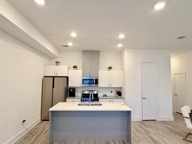 Building Photo - 9609 Habitat St