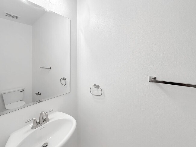 Building Photo - Beautiful 5B/4.5BA Home in Escondido Now A...
