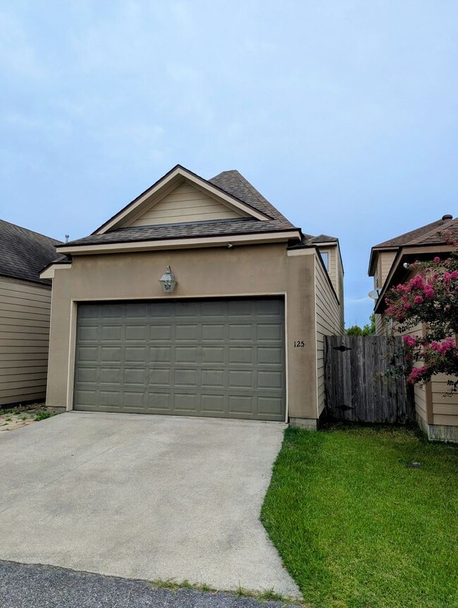 Building Photo - Luxury & Convenience Awaits in Mirimar!