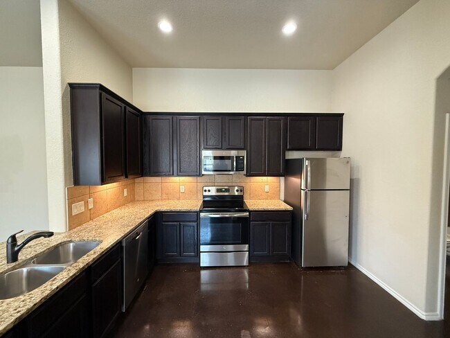 Building Photo - Modern Duplex in Prime Location