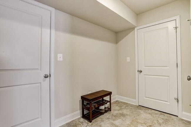 Building Photo - Massive 4 BR/2 Full BA & 2 Half BA EOG Tow...