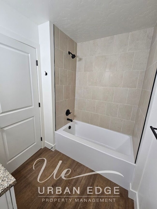 Building Photo - 3 bed 2.5 bath townhome!