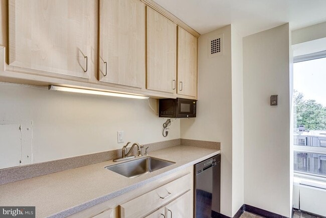 Building Photo - 1425 4th St SW