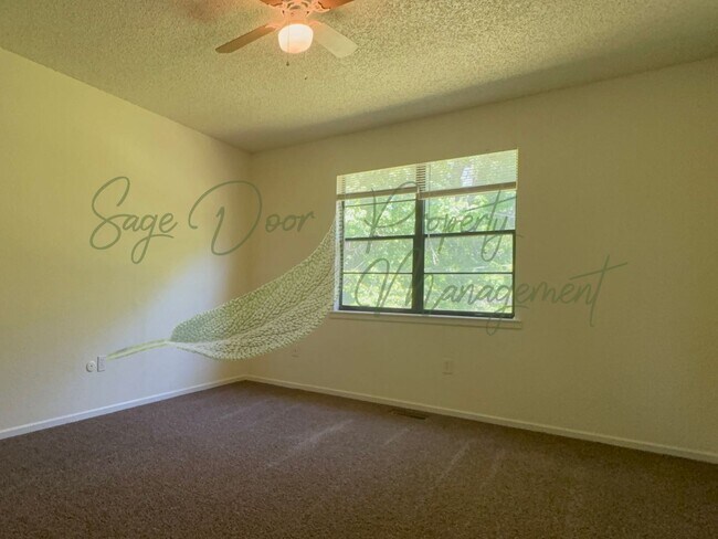 Building Photo - SPACIOUS TOWNHOME WITH GARAGE!!!