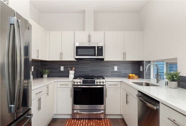 Building Photo - Luxury 3-Bed Interbay Townhome