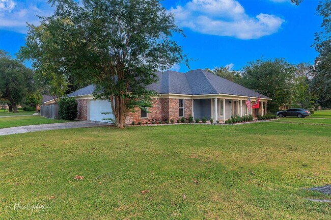 Building Photo - "Luxurious 4-Bed Retreat with Pool & Fireplace in Bossier City - Your Dream Home Awaits!"
