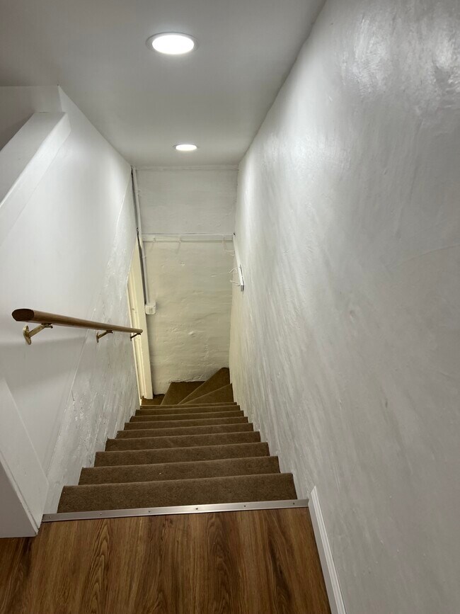 Building Photo - 423 S 6th St