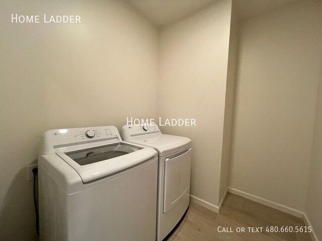 Building Photo - 1536 E Elegante Dr