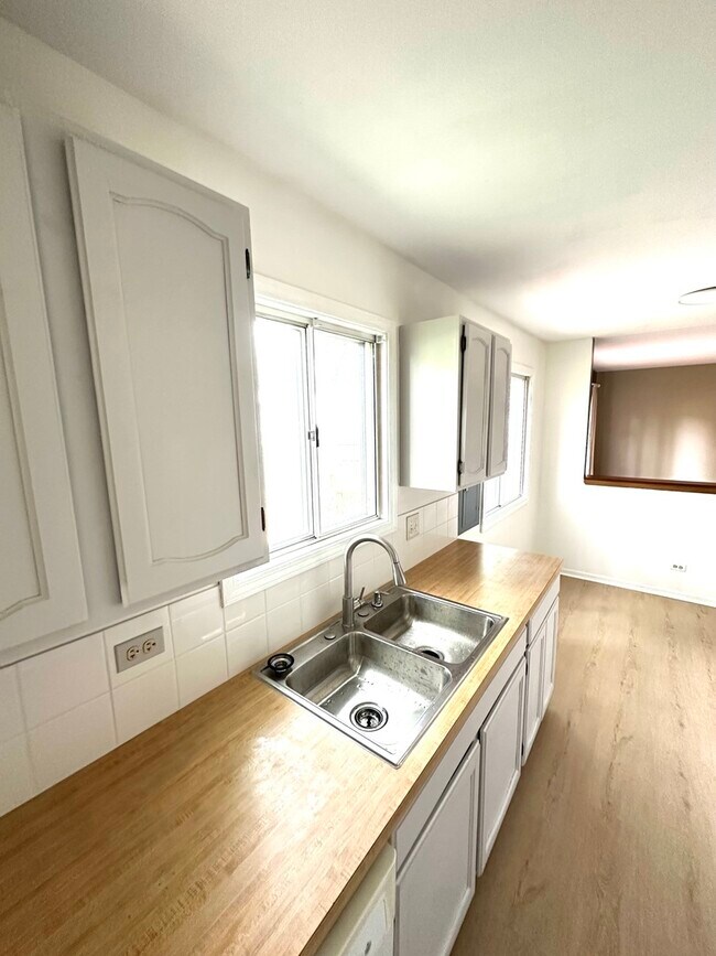 Building Photo - 2303 Woodview Ln