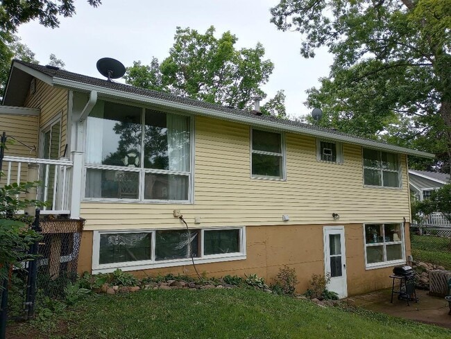Building Photo - 430 Waubun Dr
