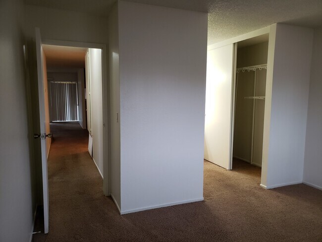 Building Photo - 3 Bed 2 Bath Townhome Close To The Strip!