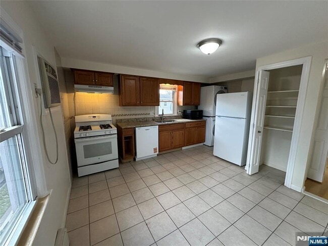 Building Photo - 368 New St