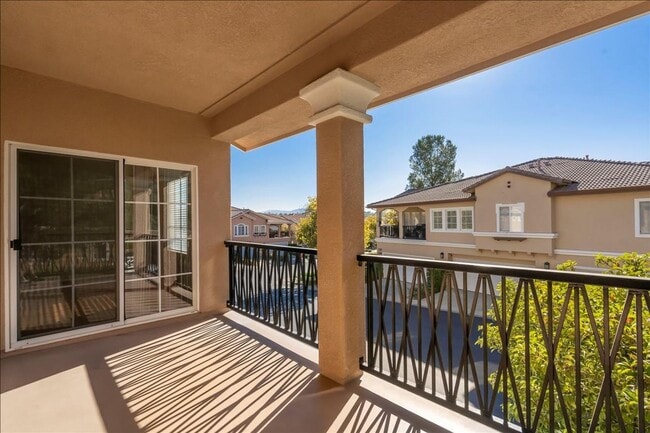 Building Photo - IMMACULATE 2+2 VALENCIA TOWNHOME!