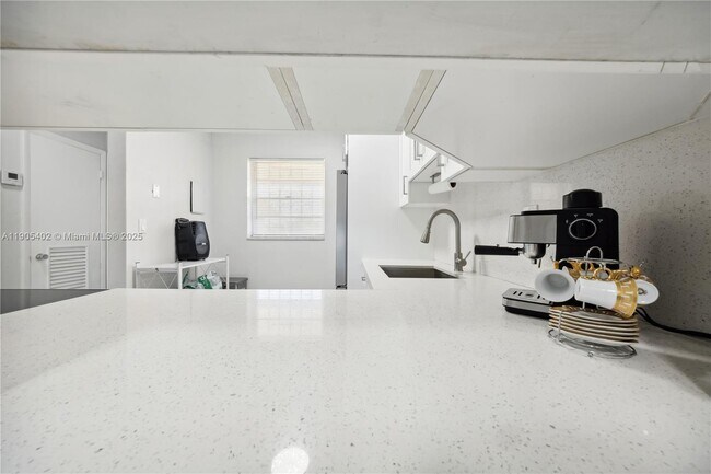 Building Photo - 140 Royal Palm Rd