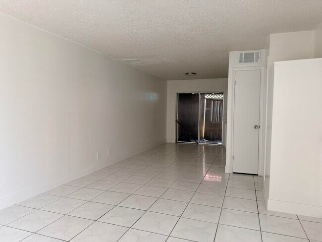 Building Photo - 2552 NW 52nd Ave