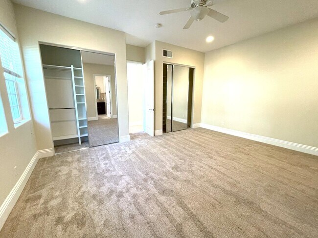 Building Photo - Beautiful 3 bedroom detached townhome with...