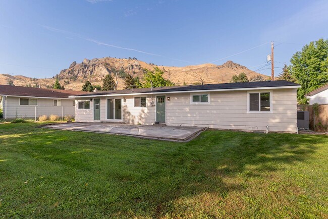 Building Photo - 1035 Vista Pl
