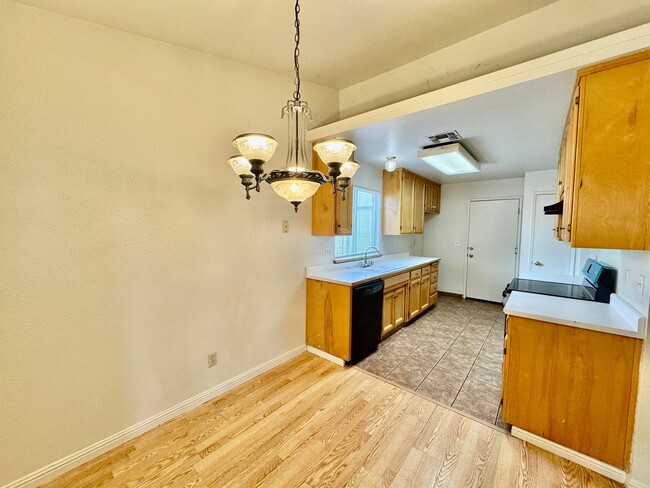 Building Photo - REDUCED!!  Great Location in College Green...