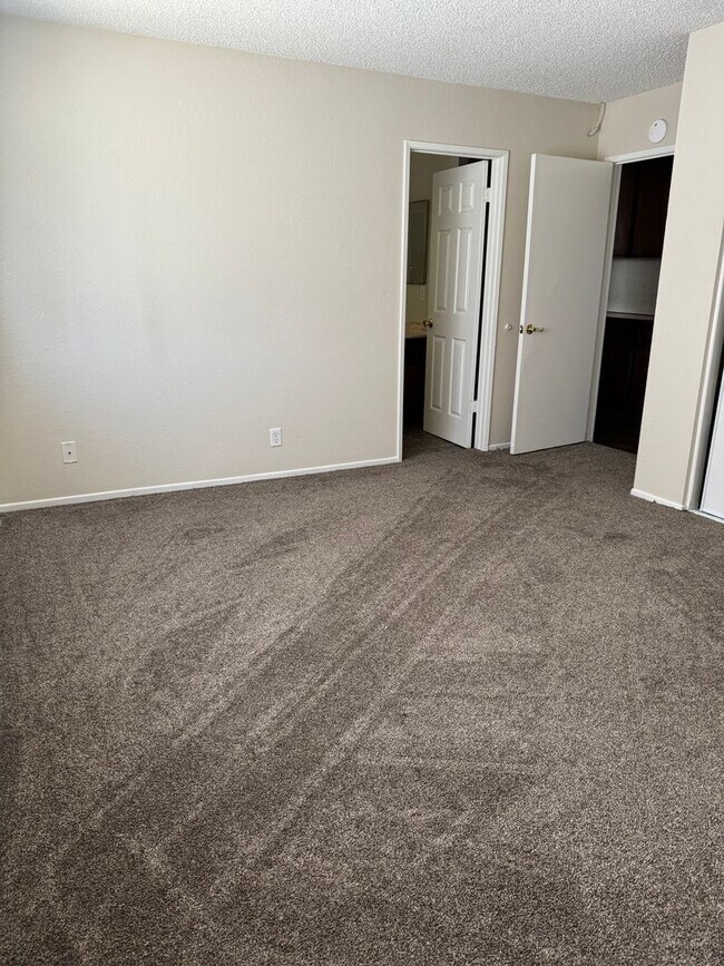 Building Photo - Apple Valley- Four Plex- 2 Bedrooms, 2 Bat...