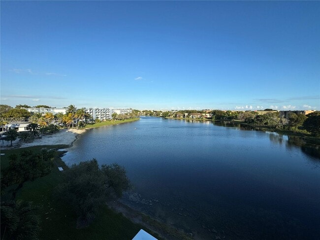 Building Photo - 9351 Fontainebleau Blvd