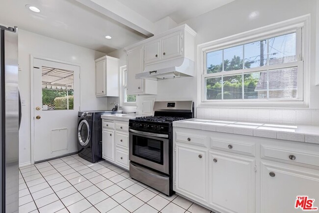 Building Photo - 7719 Hosford Ave