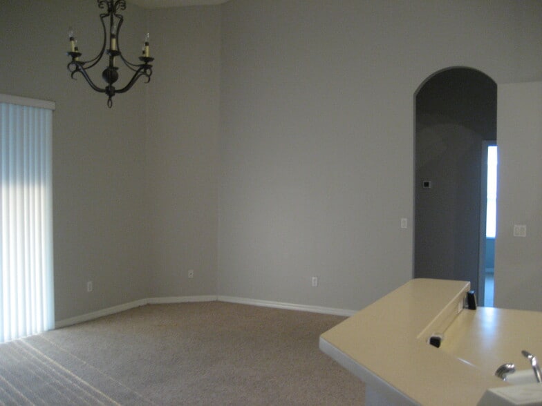 Family Room 2 - 3924 Hollow Crossing Dr