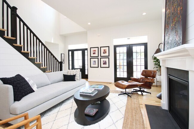 Building Photo - Beautiful, Custom-Built Pet-Friendly Lochlyn Hill Home