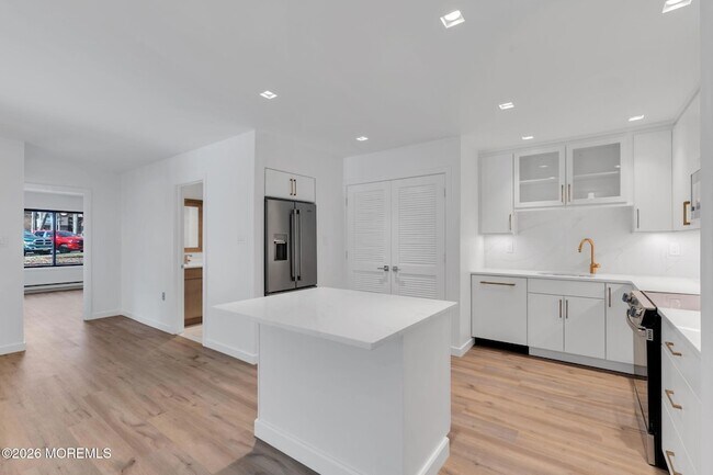 Building Photo - 42 Lexington Ct