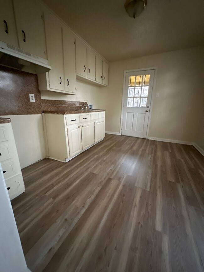 Building Photo - 2 bedroom