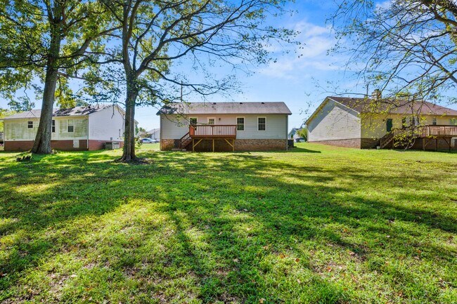 Building Photo - Cozy Charm Meets Modern Touches in Oak Grove