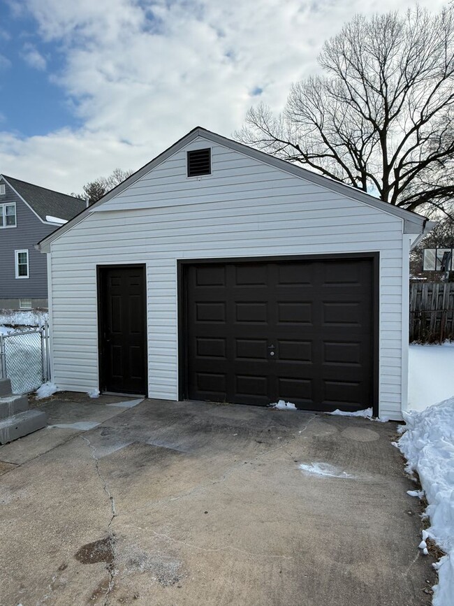 Building Photo - 511 Riverside Rd