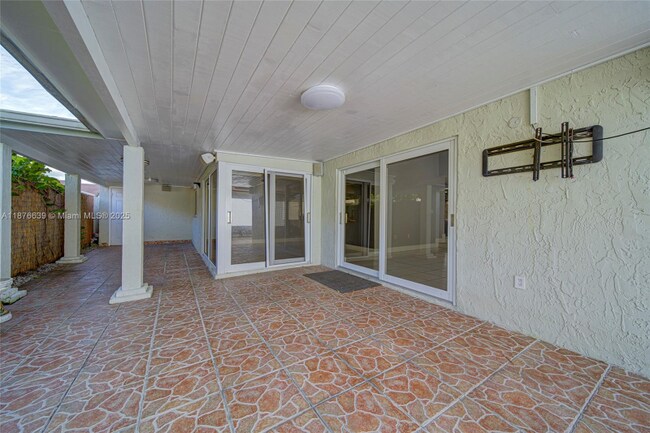 Building Photo - 621 SW 99th Pl
