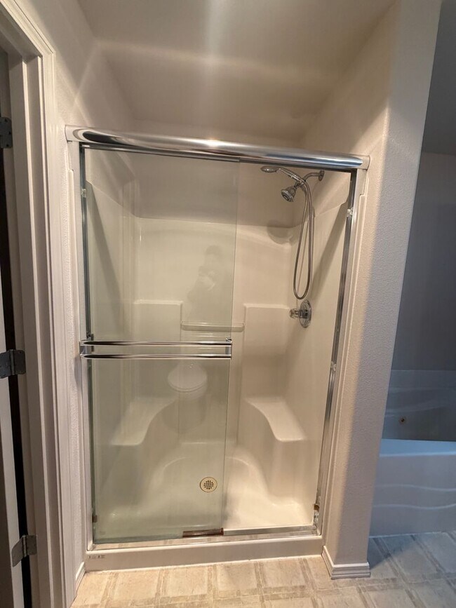 Building Photo - New paint & carpet! 2 bed 2.5 bath + bonus room townhome