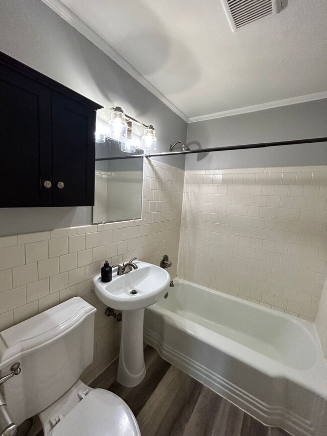 Building Photo - 1906 Wakefield Ave