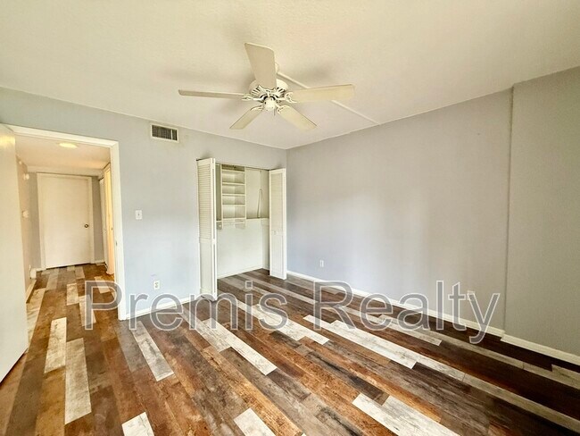 Building Photo - 2800 Cove Cay Dr