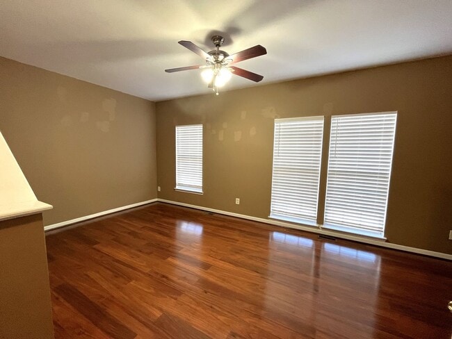 Building Photo - Great 2 Bedroom Townhome with Basement and Garage!