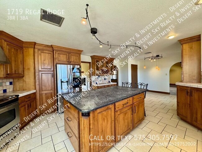 Building Photo - 1719 Regal Ridge St