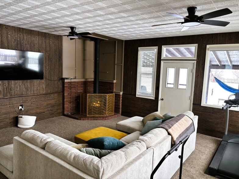 Master used as a media room - 3133 E Highway 33