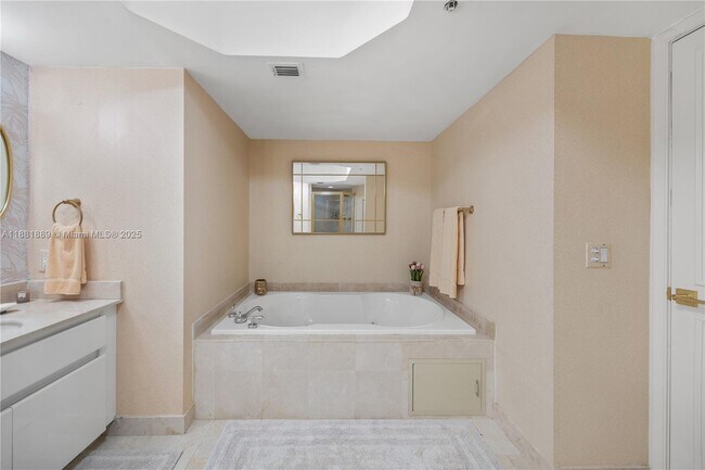 Building Photo - 16711 Collins Ave