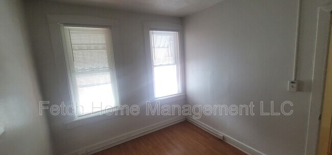 Building Photo - 438 E Strawberry St