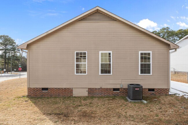 Building Photo - Updated Single Family Home in Fayetteville!