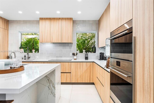 Building Photo - 6145 La Gorce Dr