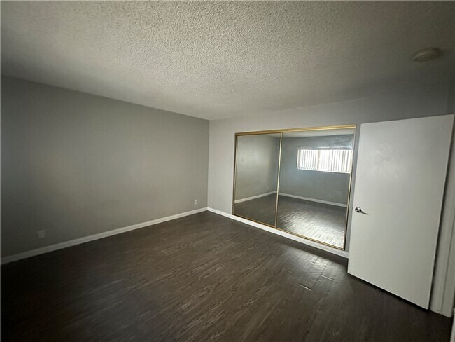 Building Photo - 5840 Hazeltine Ave