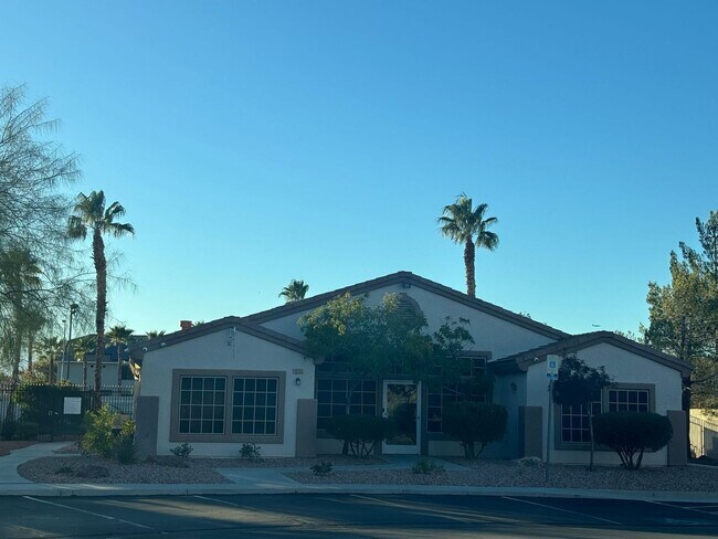 Building Photo - *GREAT TOWNHOME IN GATED "SILVERADO RANCH COMMUNITY!!"