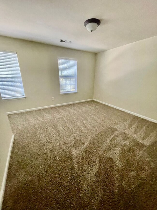 Building Photo - Stunning 5-bedroom, 2.5-bathroom home | Lo...