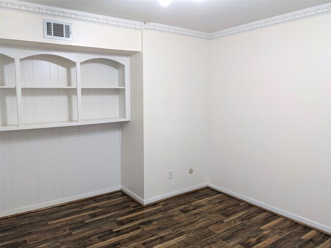 Building Photo - 361 N Post Oak Ln