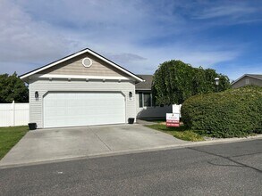 Building Photo - 1537 Foxglove Ave