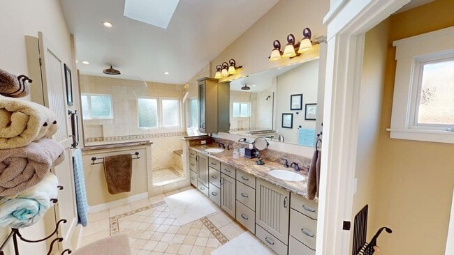 Building Photo - Beautifully Designed Country Club Home Offered July and August 2026